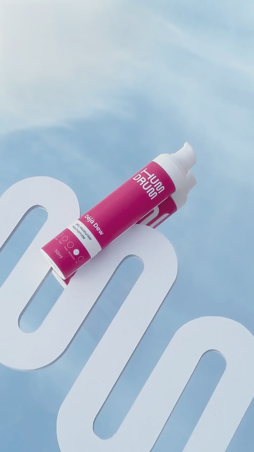 Load video: Humdrum premium Niacinamide moisturiser